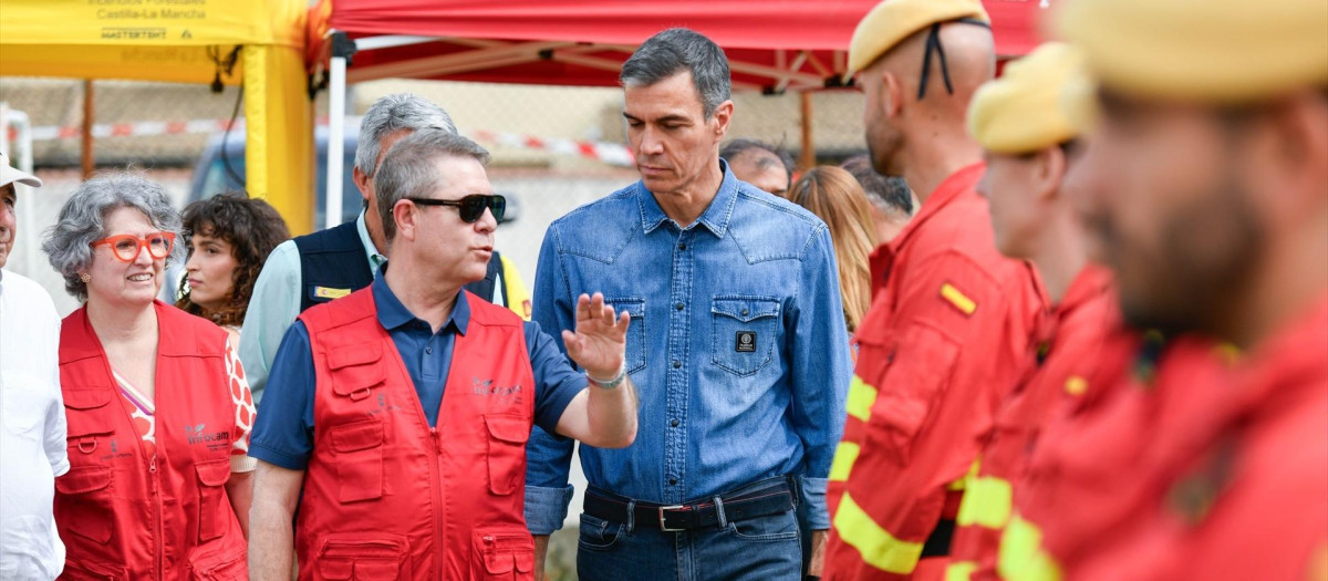 (Foto de ARCHIVO)
El presidente del Gobierno, Pedro Sánchez (3i), y el presidente de Castilla-La Mancha, Emiliano García-Page (2i), saludan a los brigadistas que estan trabajando en el incendio durante una visita al Puesto de Mando Avanzado por el incendio de La Mierla, a 22 de julio de 2026, en Tamajón, Guadalajara, Castilla-La Mancha (España). Sánchez acude a las instalaciones del Puesto de Mando Avanzado (PMA) para supervisar las tareas de extinción y la evolución técnica del incendio forestal originado en La Mierla el pasado 16 de julio, realizando un recorrido por las hectáreas afectadas en la comarca acompañado por el presidente de Castilla-La Mancha y el delegado del Gobierno en Castilla-La Mancha.

Rafael Martín / Europa Press
22/7/2026