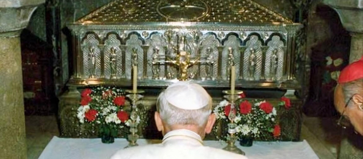 Juan Pablo II visitando la tumba del apóstol Santiago