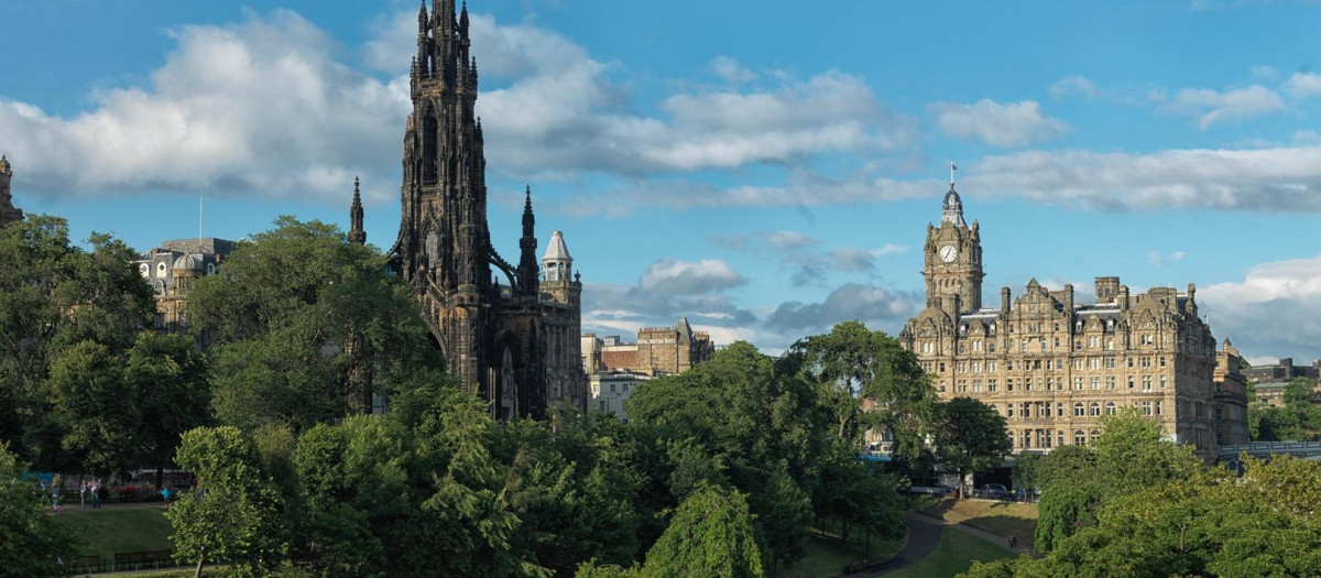 The Balmoral, al fondo, el hotel de Edimburgo donde se escribió el final de "Harry Potter"