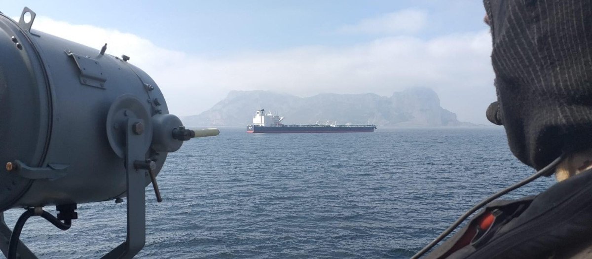 Vigilancia marítima en el Estrecho de Gibraltar por el patrullero Centinela de la Armada española