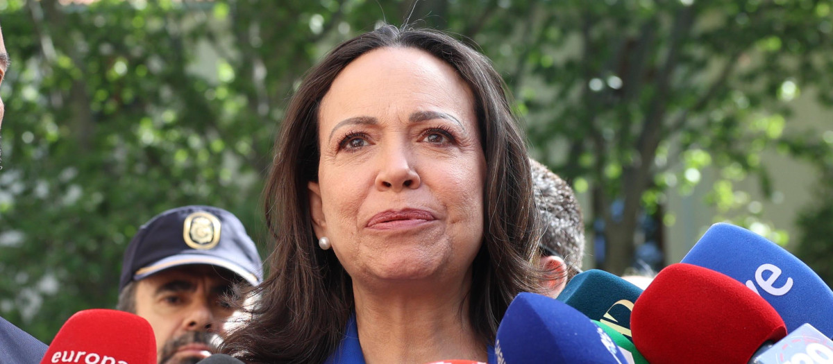 María Corina Machado ofrece declaraciones a los medios en el Senado, a 20 de abril de 2026, en Madrid (España). Machado está de visita en España para reencontrarse con sus conciudadanos residentes en el país así como con varios líderes políticos y recibir la Medalla de Oro de la Comunidad de Madrid.

Marta Fernández / Europa Press
20/4/2026
