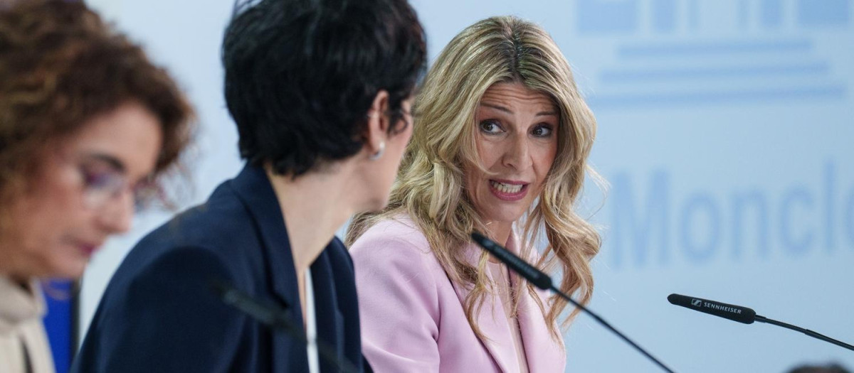 Yolanda Díaz habla con Elma Saiz durante una rueda de prensa tras el Consejo de Ministros.