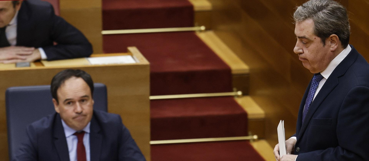 Imagen del presidente de la Generalitat, Juanfran Pérez Llorca, y el síndico del grupo parlamentario VOX, José María Llanos (d), durante una sesión de control, en Les Corts