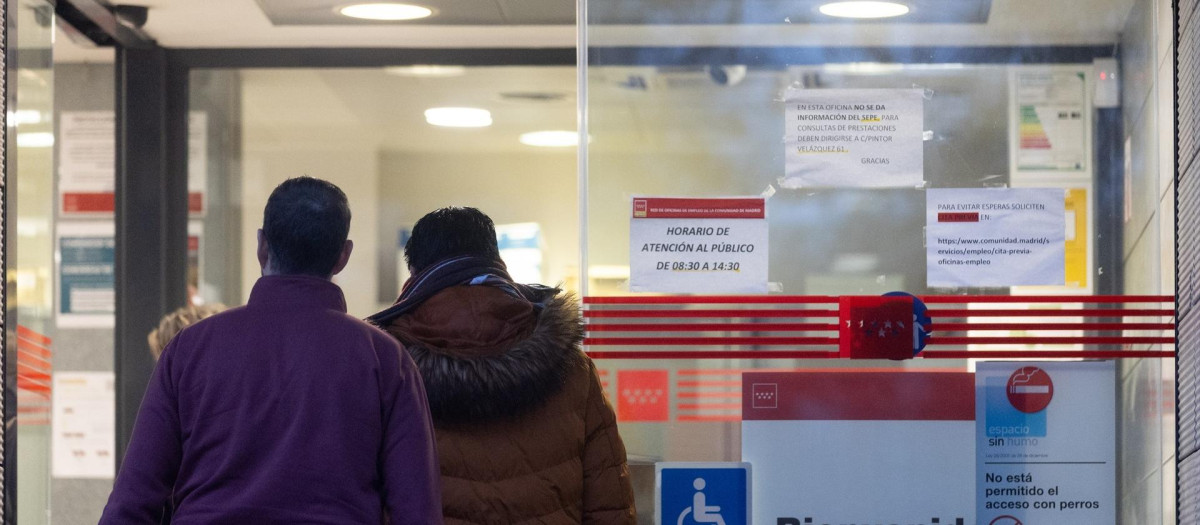 Dos personas entran en una oficina del SEPE de Móstoles.