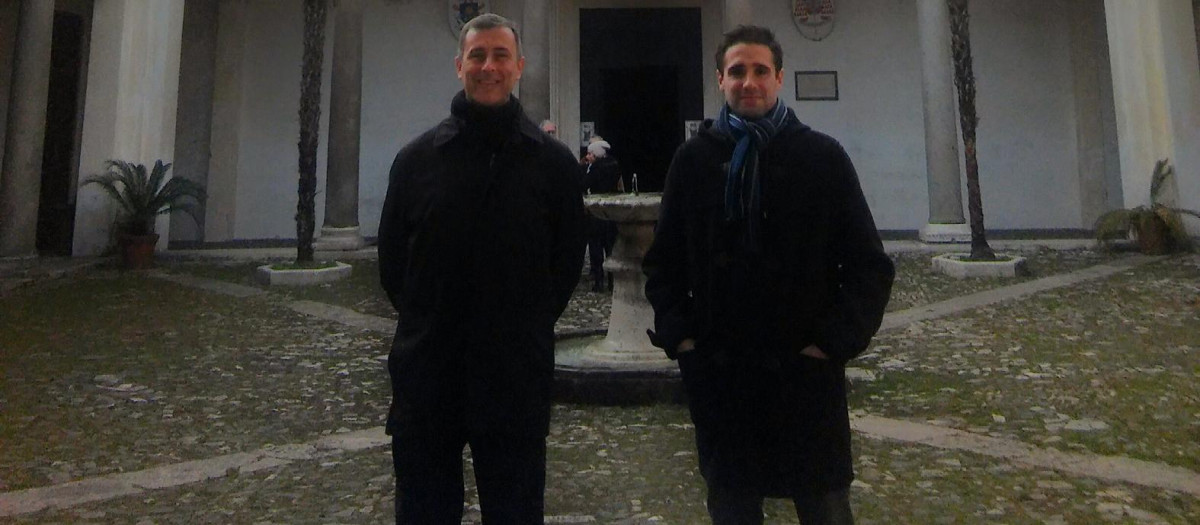 Jesús Daniel Alonso y el autor en el claustro de San Clemente