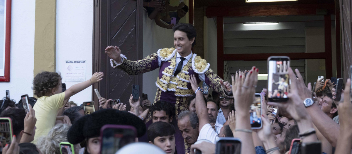 Roca  Rey sale a hombros de la Plaza de Toros de Santander, donde cortó dos orejas al primero de su lote