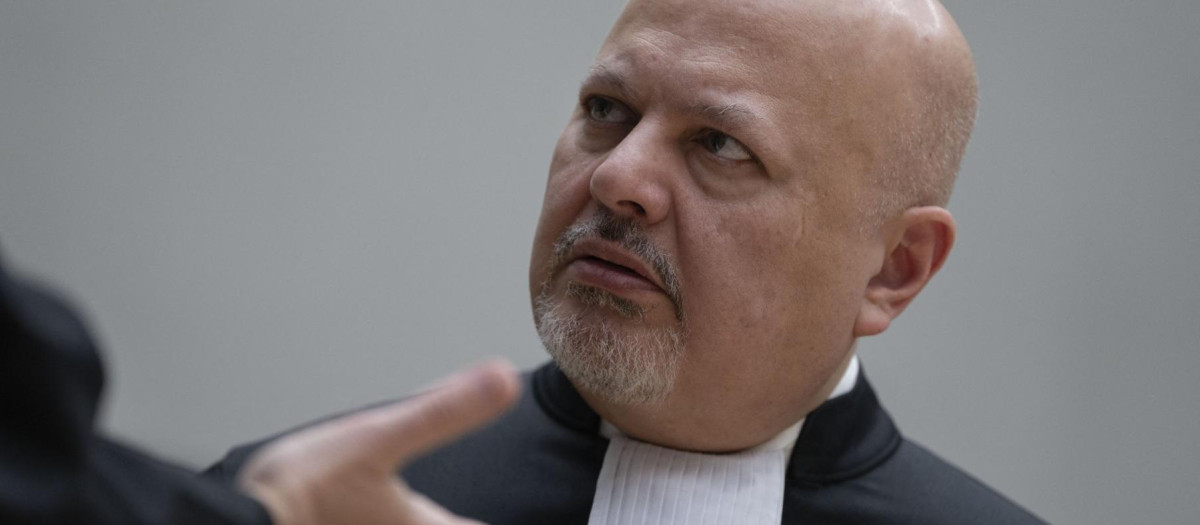 Chief Prosecutor Karim Khan talks prior to the first appearance of former Philippine President Rodrigo Duterte before the International Criminal Court (ICC) on charge of crimes against humanity over his deadly crackdown on narcotics, in The Hague on March 14, 2025. The 79-year-old, the first ex-Asian head of state to face charges at the ICC, followed by videolink during a short hearing to inform him of the crimes he is alleged to have committed, as well as his rights as a defendant. Duterte stands accused of the crime against humanity of murder over his years-long campaign against drug users and dealers that rights groups said killed thousands. (Photo by Peter Dejong / POOL / AFP)