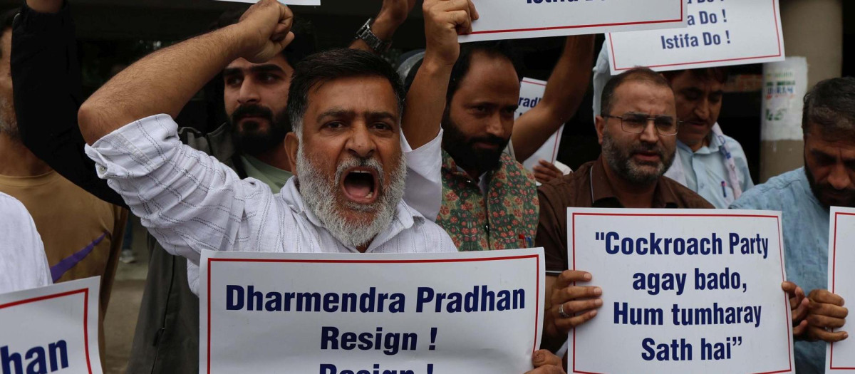 SRINAGAR (India), 25/07/2026.- Members of the Aam Aadmi Party (AAP) shout slogans and hold placards during a protest in support of the Cockroach Janta Party's (CJP) ongoing movement demanding educational reforms, in Srinagar, Kashmir, India, 25 July 2026. CJP supporters continued their protest since 20 July, when they marched toward India's Parliament to call for the resignation of the country's education minister and education reforms, leading to police crackdowns. The signs held by the protestors read: 'Dharmendra Pradhan Resign Resign Resign (top, L)' and Cockroach Party move forward, we are with you! (bottom, R)' (Protestas) EFE/EPA/FAROOQ KHAN