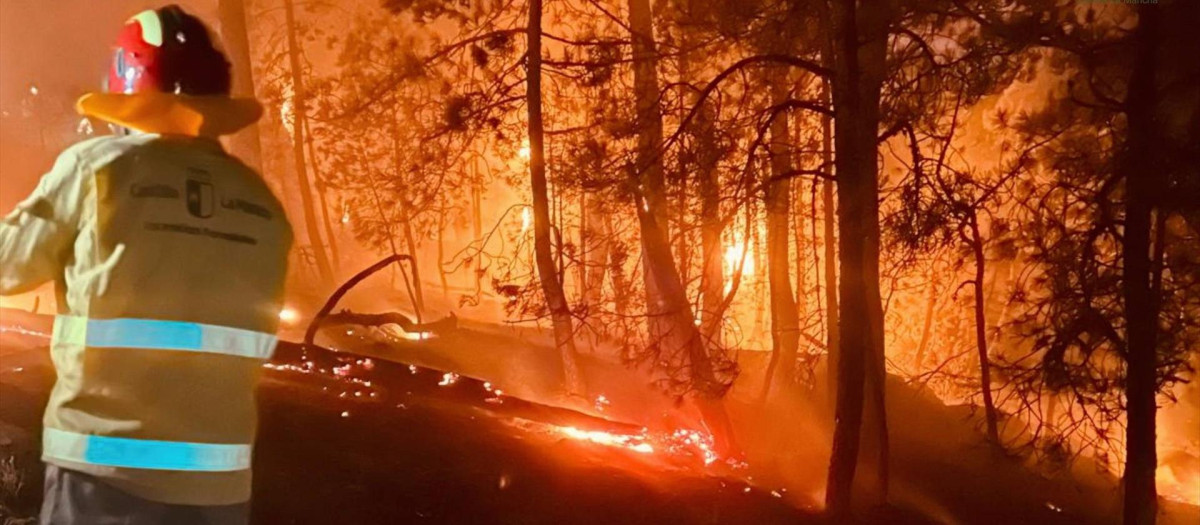 Bomberos del Infocam

REMITIDA / HANDOUT por INFOCAM
Fotografía remitida a medios de comunicación exclusivamente para ilustrar la noticia a la que hace referencia la imagen, y citando la procedencia de la imagen en la firma
25/7/2026