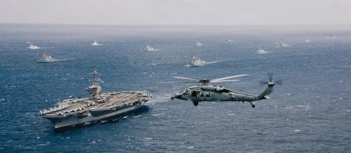 El portaaviones clase Nimitz USS Theodore Roosevelt (CVN 71) lidera un espectacular despliegue multinacional en el Océano Pacífico frente a la costa de Hawái