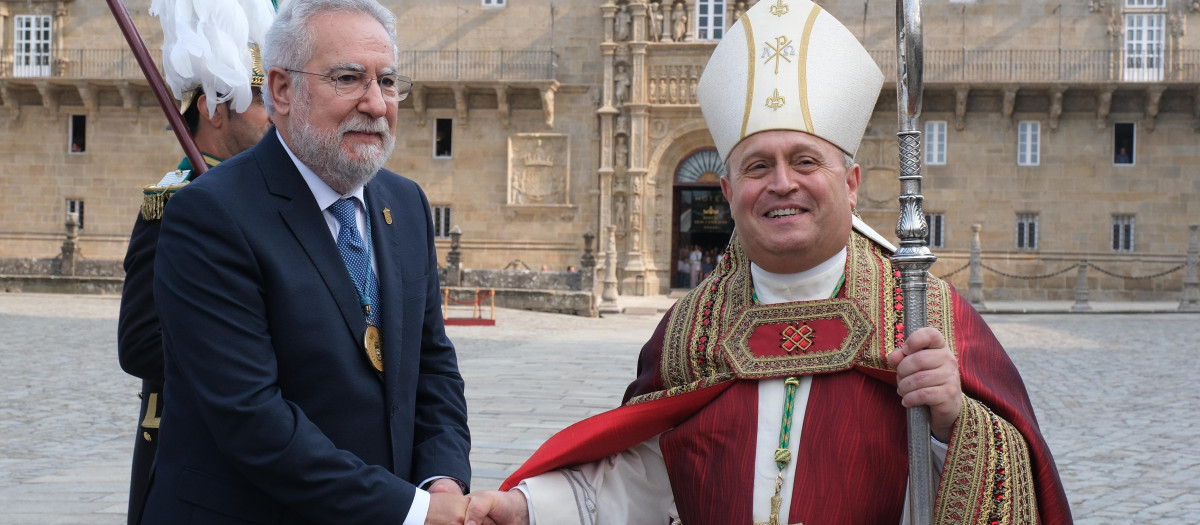 El presidente del Parlamento de Galicia, Miguel Ángel Santalices (i), durante la tradicional ofrenda al Apóstol, a 25 de julio de 2026, en Santiago de Compostela, A Coruña, Galicia (España). El 25 de julio, festividad de Santiago Apóstol, es también el Día Nacional de Galicia (Día da Patria Galega) y el día grande de las Fiestas del Apóstol en Santiago de Compostela. Cada año, uno de los momentos centrales es la Ofrenda al Apóstol Santiago, un acto religioso y cívico que reúne a autoridades, fieles y peregrinos, y simboliza la petición de protección y amparo para Galicia y para España.

César Arxina / Europa Press
25/7/2026