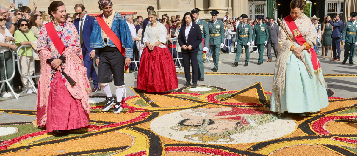 La alcaldesa de Zaragoza, Natalia Chueca, a la derecha, junto a la consejera municipal de Cultura y Turismo, Sara Fernández, a la izquierda, y, al fondo, de blanco y rojo, la ahora vicepresidenta de Aragón, Mar Vaquero, el pasado 12 de octubre.

REMITIDA / HANDOUT por AYUNTAMIENTO DE ZARAGOZA
Fotografía remitida a medios de comunicación exclusivamente para ilustrar la noticia a la que hace referencia la imagen, y citando la procedencia de la imagen en la firma
25/7/2026