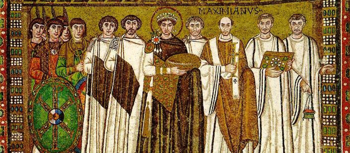 Corte del emperador Justiniano con (a la derecha) el arzobispo Maximiano y (a la izquierda) funcionarios de la corte y guardias pretorianos