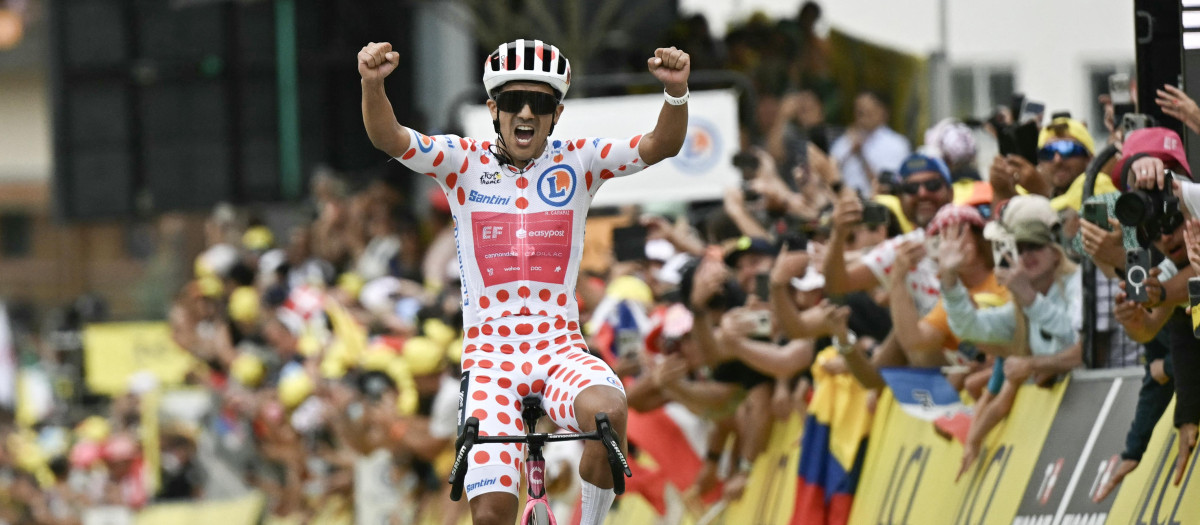 EF Education - EasyPost team's Ecuadorian rider Richard Carapaz wearing the climber's dotted "King of the Mountains" jersey cycles to the finish line to win the 20th stage of the 113th edition of the Tour de France cycling race, 170,9 km between Le Bourg-d'Oisans and Alpe d'Huez in the French Alps, on July 25, 2026. (Photo by Loic VENANCE / AFP)