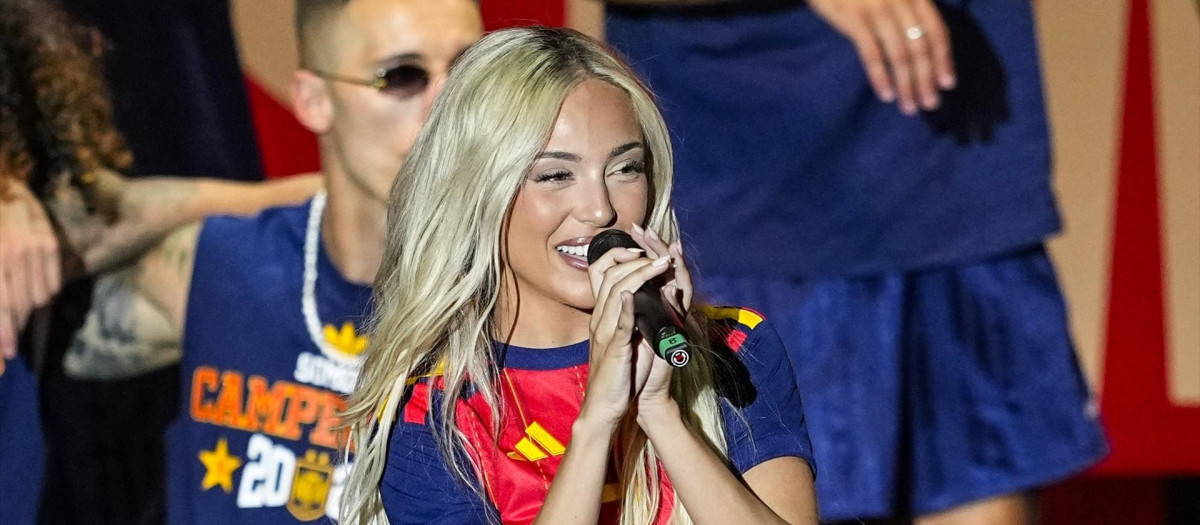 Ana Mena durante su actuación en la celebración de la selección española tras ganar el Mundial