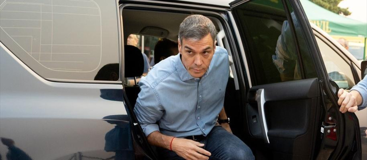 El presidente del Gobierno, Pedro Sánchez, visita el Puesto de Mando Avanzado de la zona afectada por los incendios forestales de la sierra oeste