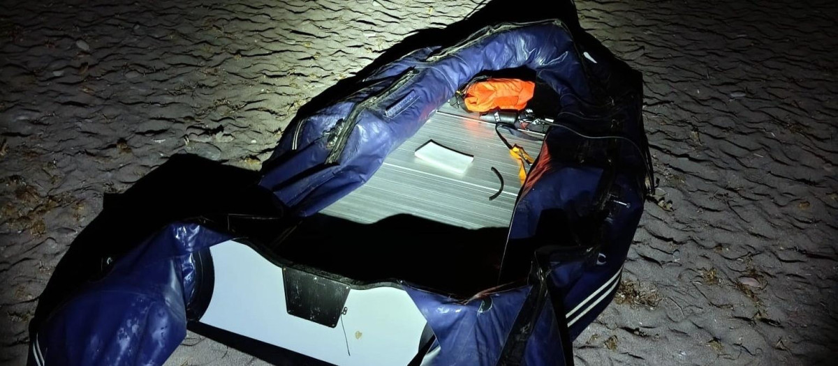 Una de las embarcaciones intervenidas por los agentes en una playa de Níjar

REMITIDA / HANDOUT por GUARDIA CIVIL
Fotografía remitida a medios de comunicación exclusivamente para ilustrar la noticia a la que hace referencia la imagen, y citando la procedencia de la imagen en la firma
26/7/2026