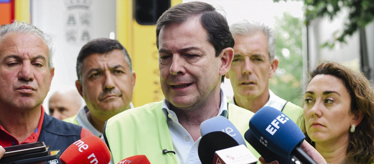 El presidente de la Junta de Castilla y León, Alfonso Fernández Mañueco, este domingo, en Navaluenga, Ávila