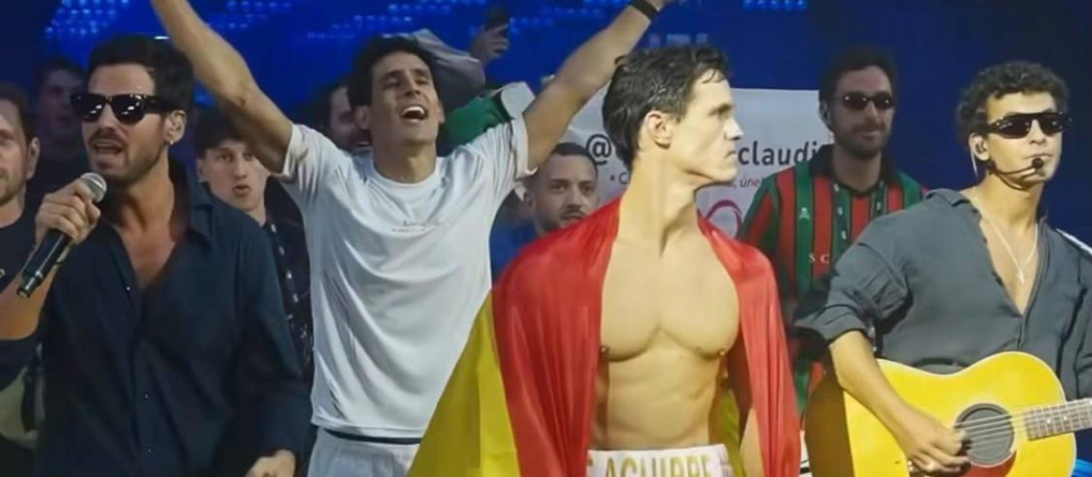 Taburete acompaña a Edu Aguirre en su paseíllo hasta el ring