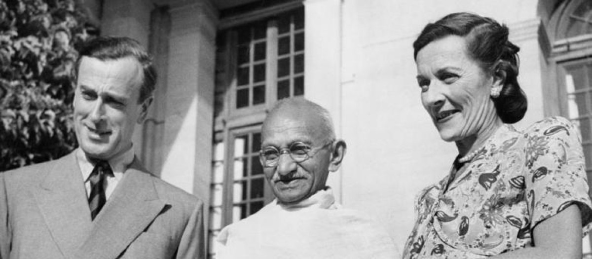 Lord y Lady Mountbatten con Mahatma Gandhi, 1947