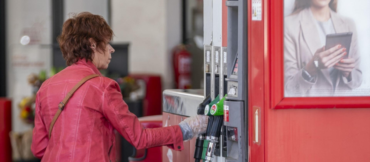Una mujer reposta en una gasolinera CEPSA de Avenida de Portugal en Móstoles, a 5 de abril de 2023, en Madrid (España). Hoy arranca la segunda fase de la Operación Especial que la Dirección General de Tráfico pone en marcha, hasta la medianoche del próximo lunes 10 de abril, con motivo de la Semana Santa. Esta es la fase más importante de esta Operación Especial en términos de volumen ya que se esperan 9.400.000 desplazamientos, lo que supone una media de 1.566.667 desplazamientos diarios, un 2,47% más con respecto a los datos reales de 2022. Desde el arranque de esta Operación Especial de Semana Santa el pasado viernes, 31 de marzo, han fallecido en las carreteras 14 personas.

A. Pérez Meca / Europa Press
05 ABRIL 2023;MADRID;DESPLAZAMIENTOS;SEGUNDA FASE SEMANA SANTA
05/4/2023