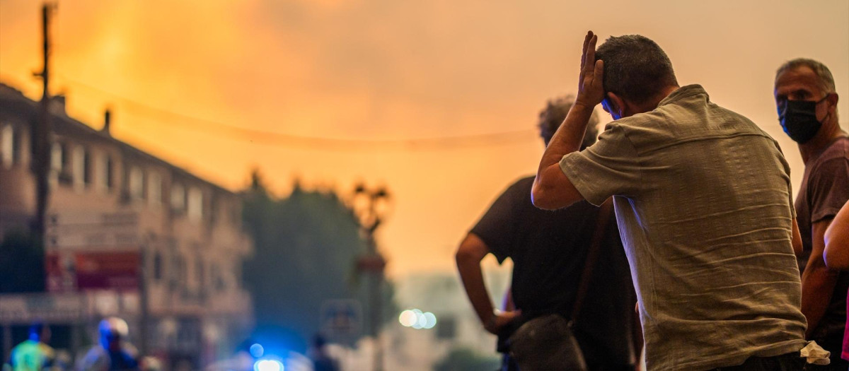 Varias personas observan el fuego durante las labores de extinción del incendio forestal, a 25 de julio de 2026, en La Adrada, Ávila, Castilla y León (España). La Adrada, uno de los municipios del Valle del Tiétar (Ávila), ha sido evacuado de forma preventiva este sábado ante el avance del grave incendio de Burgohondo que, junto con el de Madrid, tienen en vilo a la población aledaña y que han quemado ya más de 45.000 hectáreas.

César Vallejo Rodríguez / Europa Press
26 JULIO 2026 INCENDIO FORESTAL
26/7/2026