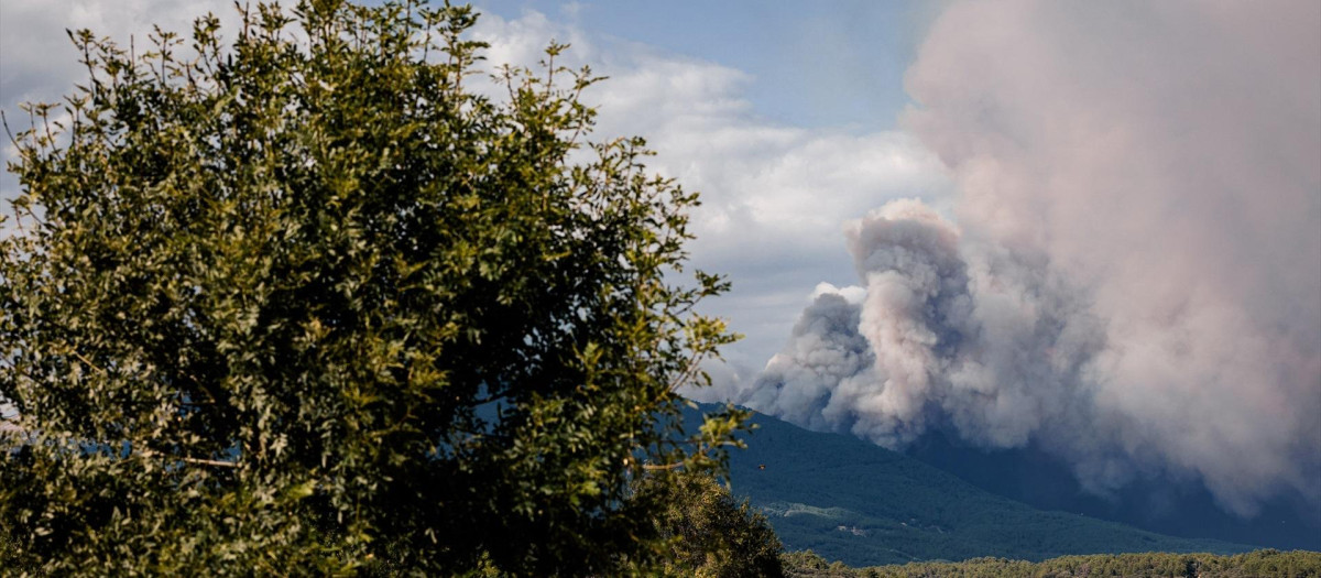 Vista del incendio desde el valle del Tiétar, a 25 de julio de 2026, en Ávila, Castilla y León (España). El incendio forestal de Burgohondo (Ávila) continúa activo y su evolución ha obligado a ampliar las medidas de protección a la población. Los servicios de emergencia han ordenado la evacuación preventiva de seis localidades del Valle del Tiétar ante el avance del fuego y el riesgo provocado por la proximidad de las llamas y el humo: Piedralaves, La Adrada, Casillas, Sotillo, Santa María del Tiétar y Navahondilla.

Carlos Luján / Europa Press
25 JULIO 2026;INCENDIO;FUEGO;ÁVILA;HUMO;TIÉTAR;VALLE;ÁVILA;PAISAJE;HUMAREDA;
25/7/2026