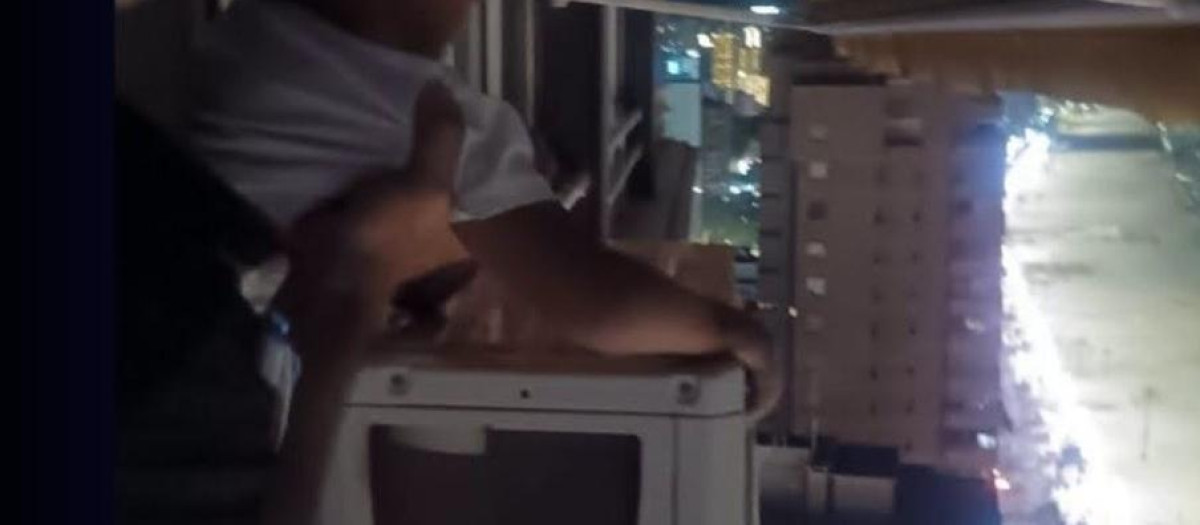 Rescate de un menor de edad en la fachada de un rascacielos de Benidorm (Alicante)