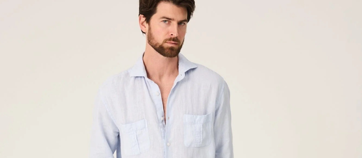 Guayabera de sport en azul claro con chinos, modelo Cadaqués de The Brubaker