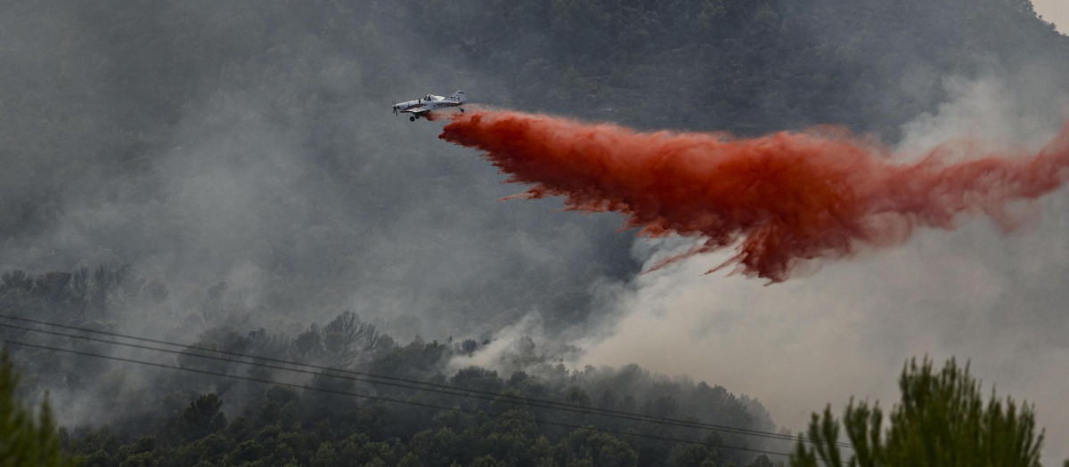 Imagen de uno de los medios aéreos desplegados en el incendio forestal de la Vall d'Uixó