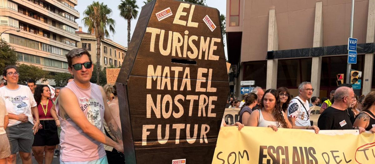 Uno de los lemas del recorrido: el turismo mata el futuro de los residentes