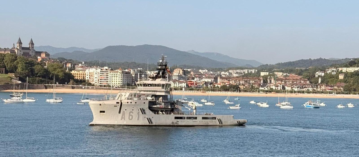 El buque multipropósito Carnota presta apoyo a los participantes de la regata Armada Cup Race que une Plymouth y San Sebastián