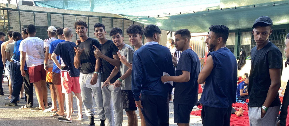 Decenas de inmigrantes colapsan las puertas de acceso al CETI de Ceuta