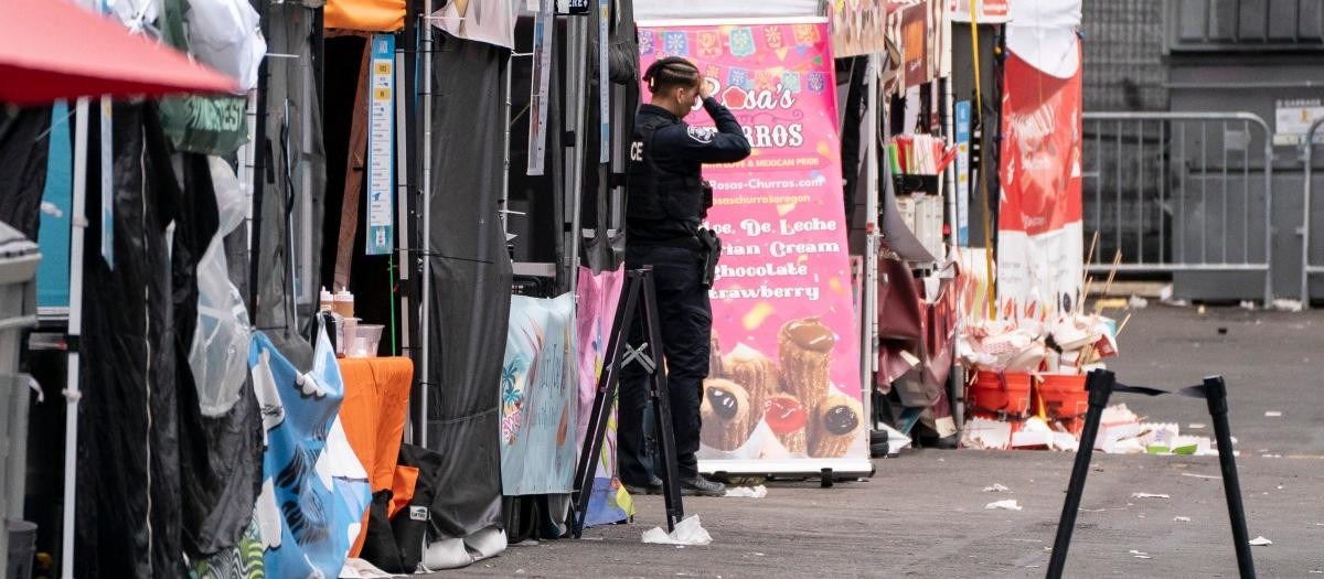 Un agente de policía permanece cerca de puestos de venta abandonados tras un tiroteo ocurrido en el festival gastronómico Bite of Seattle