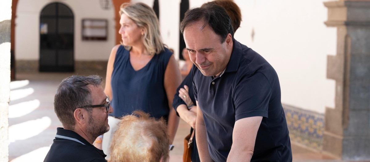 Imagen de Juanfran Pérez Llorca junto a algunas de las personas desalojadas por el incendio de La Vall d'Uixó