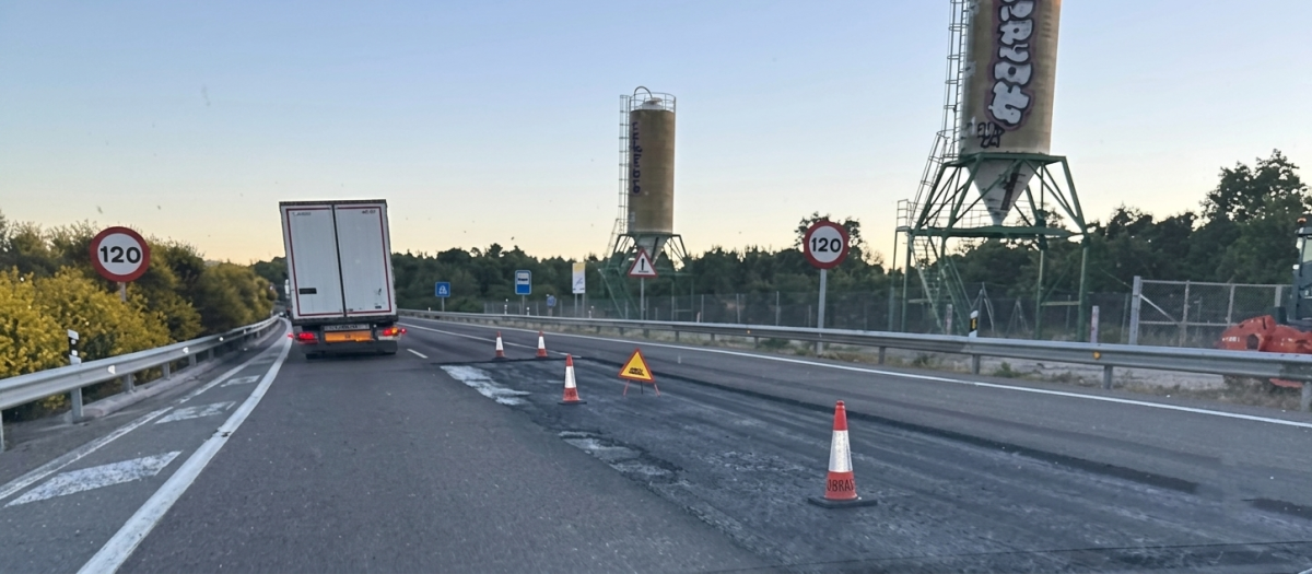 El paso de camiones ha terminado por hundir el carril derecho