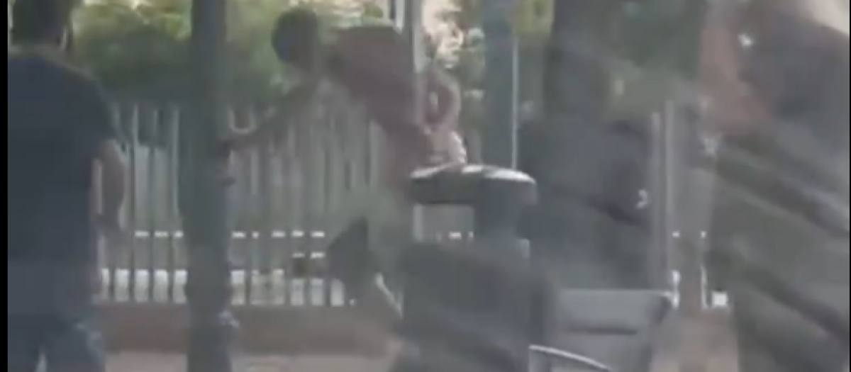 Imagen de un joven de origen argelino apalizando a un hombre en plena calle de Valencia.