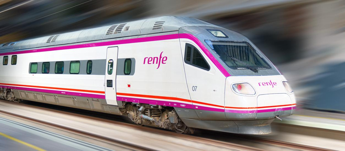 Tren de Renfe en movimiento