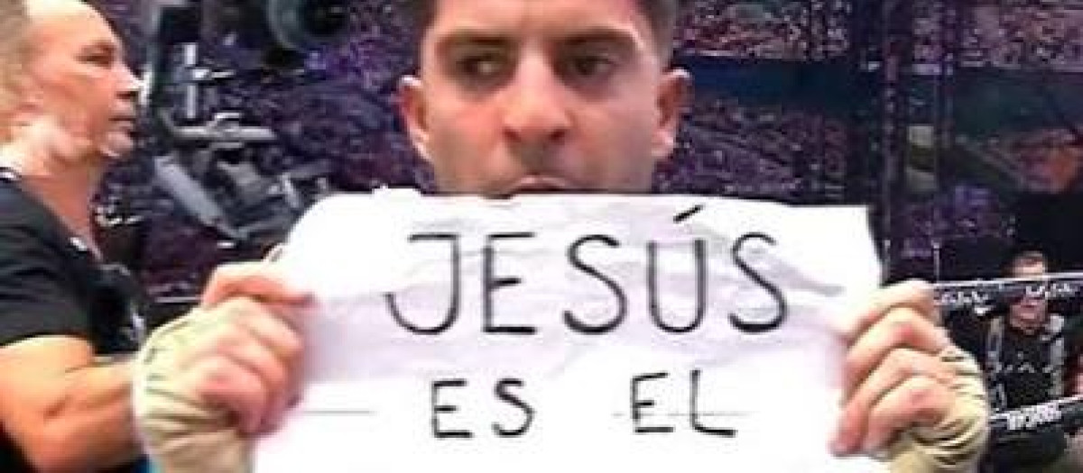 Gastón Edul mostrando su mensaje de fe tras finalizar el combate