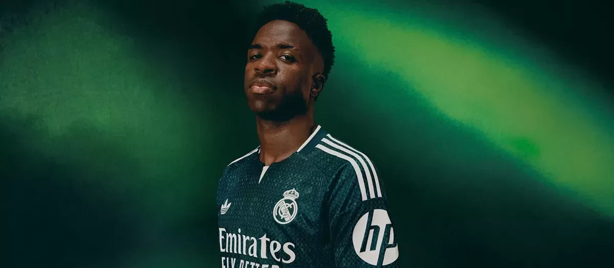 Vinicius, con la segunda equipación del Real Madrid para la temporada 2026/2027
