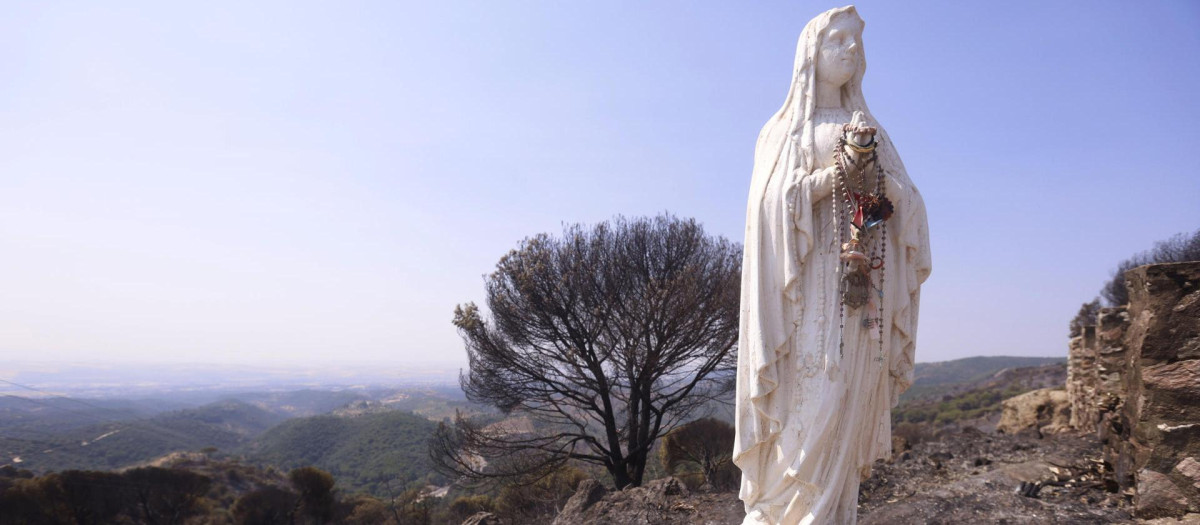 El incendio forestal en Cerro Muriano, en Córdoba, de este fin de semana, parece haber respetado esta imagen de la Virgen