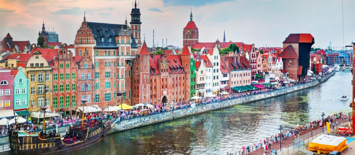 Histórica zona portuaria de la ciudad de Gdansk a orillas del río Motlawa