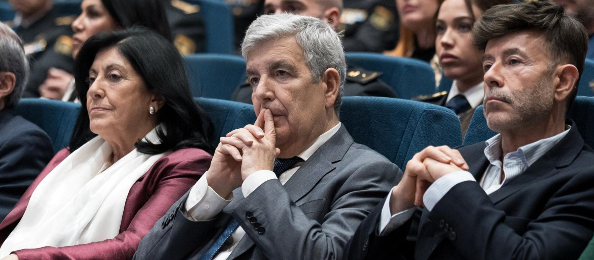 En el centro, el presidente de la Audiencia Nacional, Juan Manuel Fernández Martínez, con la directora del CNI y el fiscal jefe de la Audiencia Nacional, en una imagen de archivo