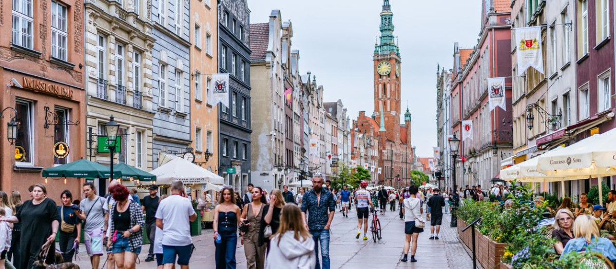 La calle principal de Gdansk, con la Torre del Ayuntamiento al fondo