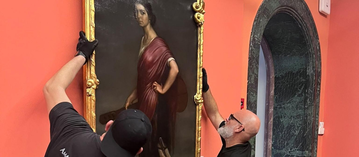 El lienzo 'La copla', de Romero de Torres, descolgado para su exhibición en Málaga
