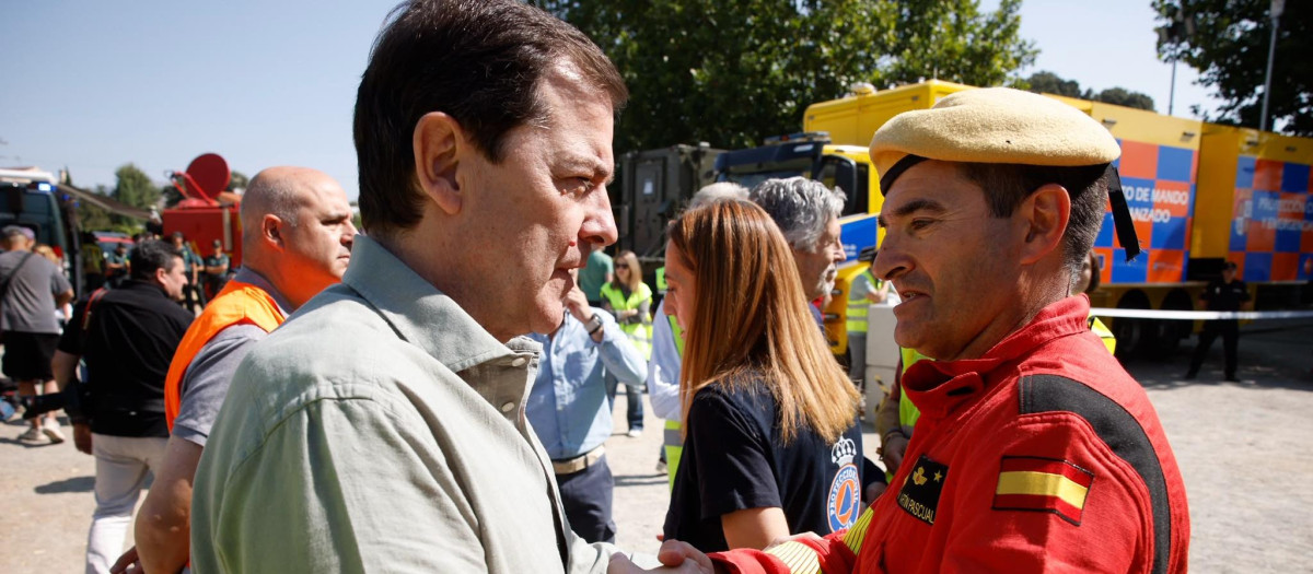el presidente de la Junta de Castilla y León, Alfonso Fernández Mañueco, en Ávila, afectada por los incendios