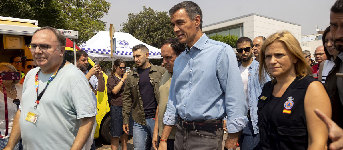 Imagen del presidente Pedro Sánchez en su llegada al Puesto de Mando Avanzado del incendio de la Vall d'Uixó (Castellón).