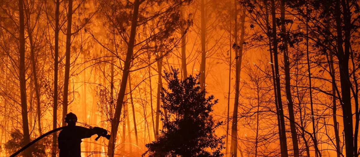 Un equipo de bomberos tratando de apagar el incendio forestal que se extendía por Ares, en el suroeste de Francia