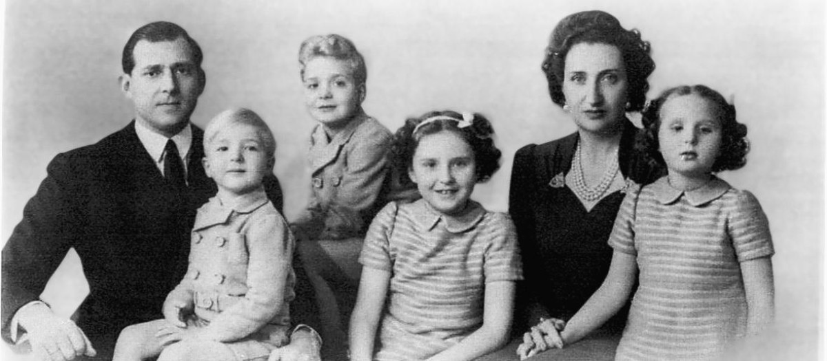 Los Condes de Barcelona con sus hijos, Don Alfonsito, Don Juan Carlos, Doña Pilar y Doña Margarira