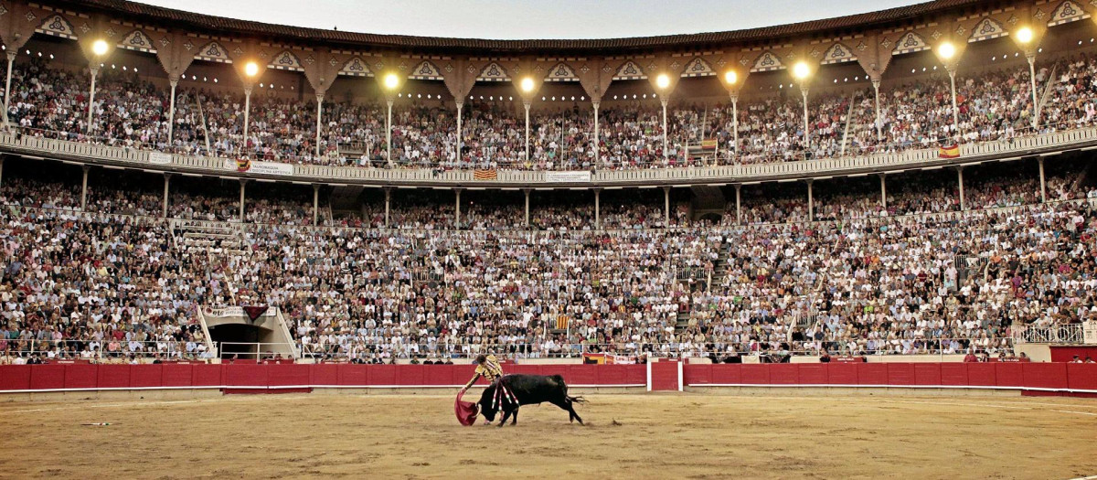 José Tomás, durante la lidia de su último toro en la Monumental de Barcelona (25 de septiembre de 2011)